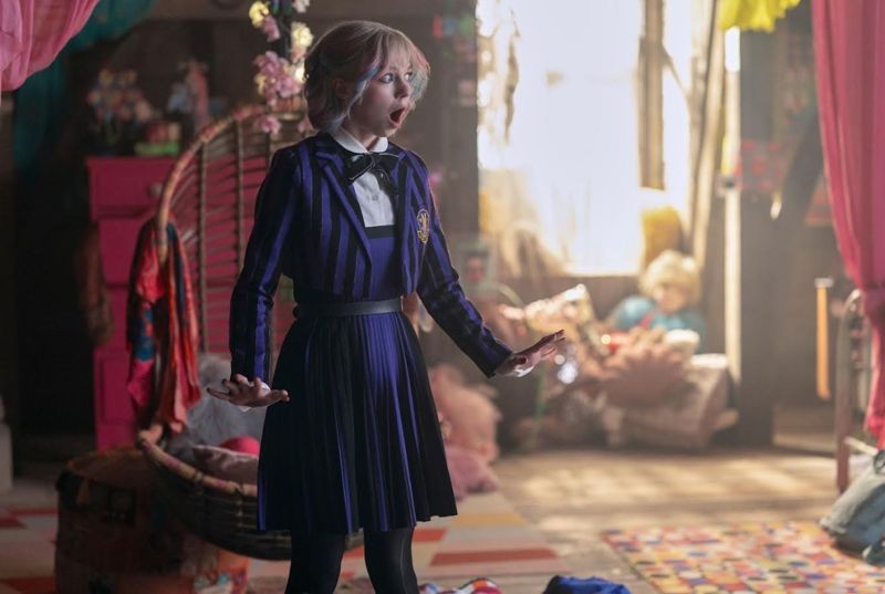 星期三看到異象，同學「小狼女」依妮會死翹翹，這是真的嗎？（Netflix提供）