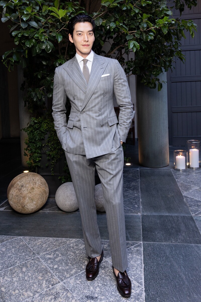 金宇彬出席Ralph Lauren Purple Label 2026春夏發表會，身穿灰色條紋西裝