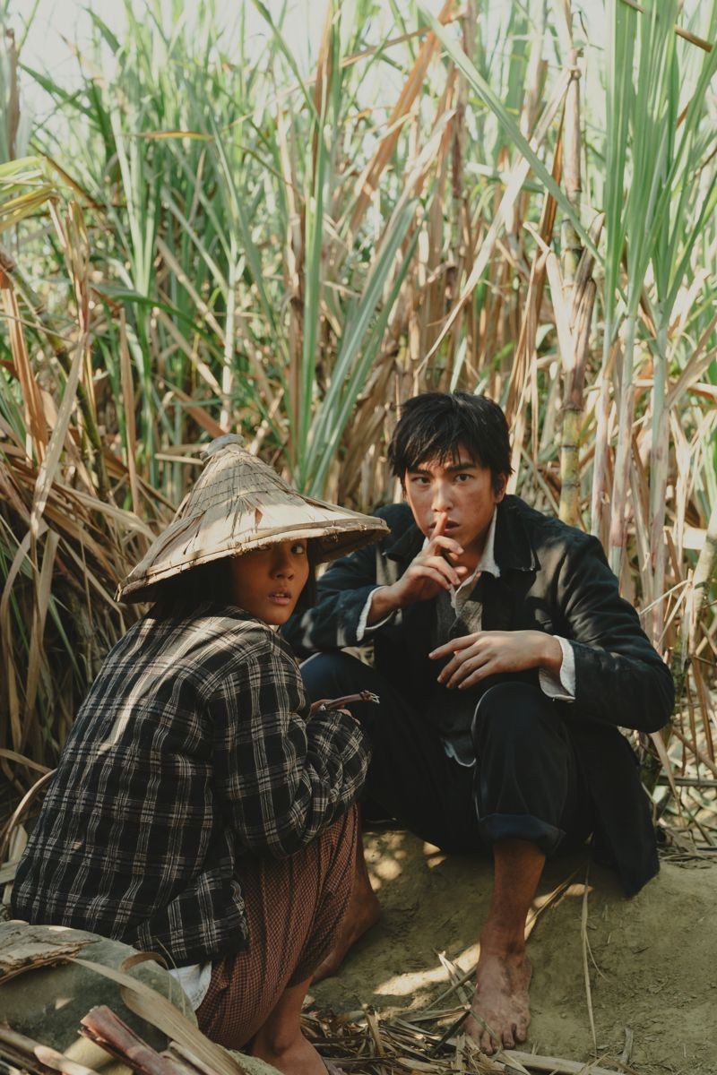 曾敬驊（右）與方郁婷（左）在《大濛》飾演一對兄妹。（華文創提供）