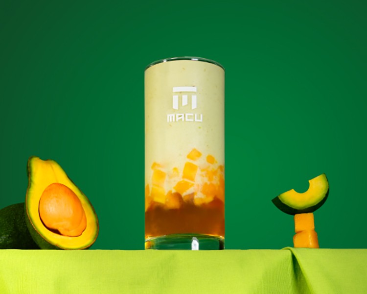 2025麻古茶坊熱門飲品Top2.酪梨甘露把酪梨變成一杯能喝的精品甜點。綿滑的酪梨冰沙混合牛奶,入口是柔順的奶香綠意。