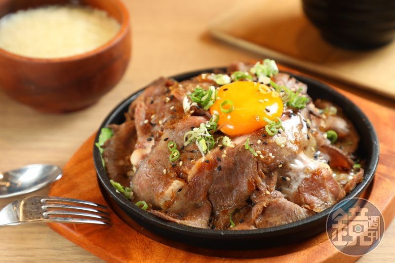 SAPPORO BONE的「元祖日式爐烤牛豬雙拼丼」，在米飯上覆蓋牛豬肉片山，再淋上香濃起司醬。（360元／份）