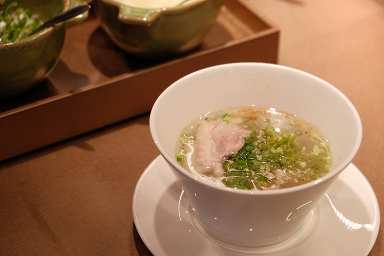 「古早味鵝湯麵」選用四公斤重的上等鵝肉,文火慢熬三小時,湯色清透卻香氣厚實,不靠繁複調味,只有剛剛好的鹹香,喚醒記憶裡那碗樸實的老味道。