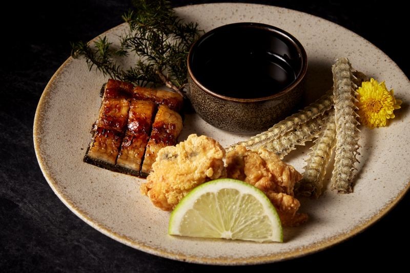 「鰻魚先付三品」集結三道經典鰻魚料理,包括酥炸鰻骨仙貝(右起)、鰻兜唐揚、鰻冊。(STAR HUTONG星胡同提供)