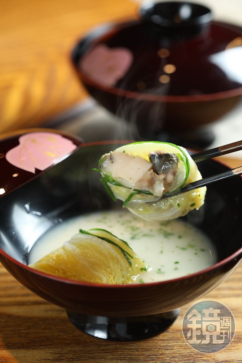 夏日套餐中的重頭戲「鮑魚」,是用大白菜包裹雲林養殖的甲魚和切片鮑魚,底下是龍膽石斑熬成的奶白魚湯,蔬菜與海味形成「1+1>2」的鮮味加乘。(1,880元套餐菜色)