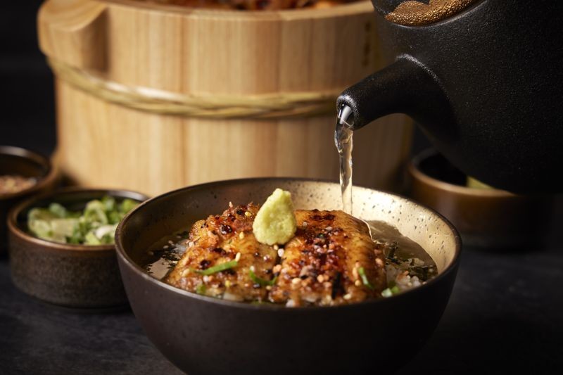 以茶湯沖成茶泡飯,再加入蔥花、山葵與香鬆提升香氣,清香解膩。(STAR HUTONG星胡同提供)