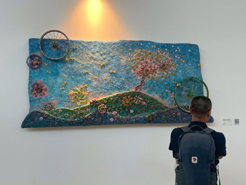 參加開幕嘉賓欣賞作品《能量風景:輪動的DNA》。(甘樂阿舍美術館提供)