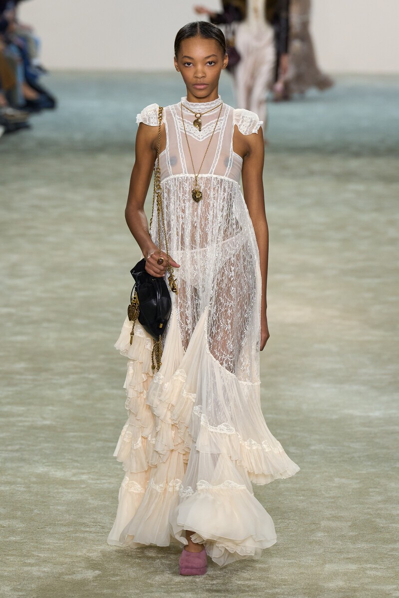 Chloé2025秋冬的白色蕾絲洋裝,充滿浪漫情懷。