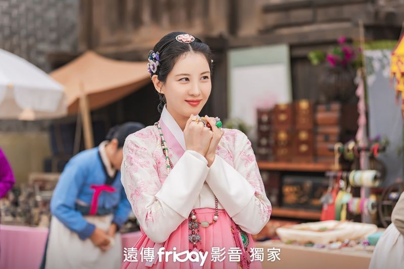 徐玄在《我奪走了公爵的初夜》一人分飾三角,努力在語氣、表情上做出不同的呈現。(friDay影音提供)