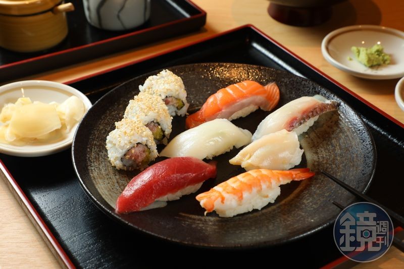 握壽司組合「承知助 福」包含新鮮鮪魚泥捲、黑鮪魚、赤魷、鮭魚、鮮蝦、海螺與白身魚壽司。(390元/份)