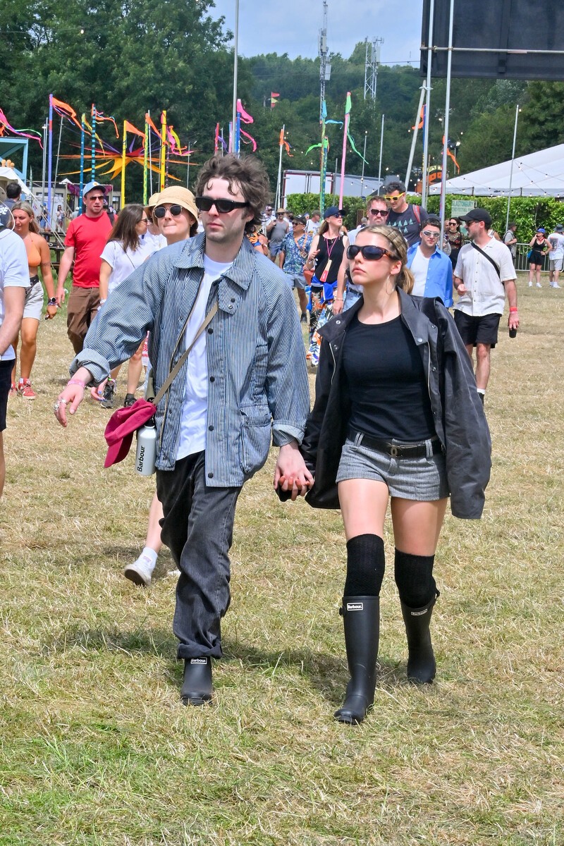 Lennon Gallagher與女友Izzy Richmond於Glastonbury音樂節,演繹Barbour防水外套情侶穿搭