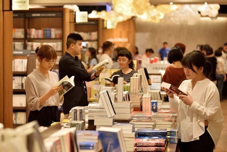 獨棟寬敞的書店商場面積,位在高鐵精華地段,打造質感休憩空間,成為國內外旅人造訪桃園或轉乘交通時,另一個全新聚集地,串連周遭景點:華泰名品城、桃園美術館、XPARK,以及棒球場等