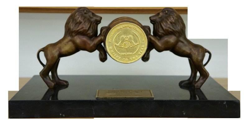 金橡木桶冠軍獎盃（Golden Barrel Trophy）是威士忌工藝的最高象徵，雕塑兩隻雄獅扶持威士忌橡木桶，銅雕表面綴有24K金箔，每屆「威士忌世界冠軍」得主皆於大理石基座上刻名留念，堪比威士忌界的「世界盃」。（翻攝網路）