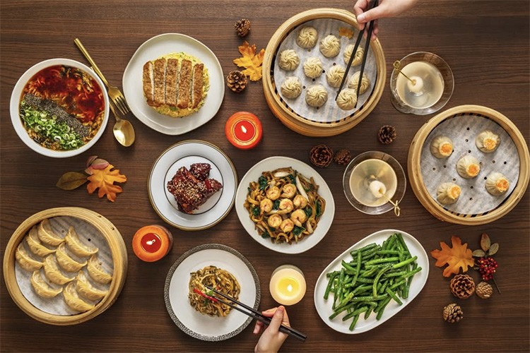 鼎泰豐不只是台灣人的心頭好,更是觀光客來台必打卡的美食聖地,小籠包、排骨炒飯更是人氣之選。