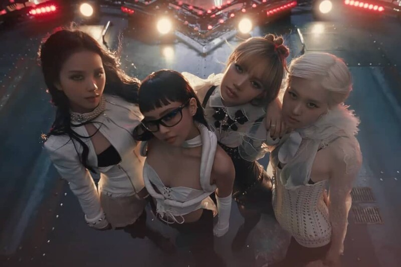 BLACKPINK在〈Jump〉MV結尾的黑白舞台造型