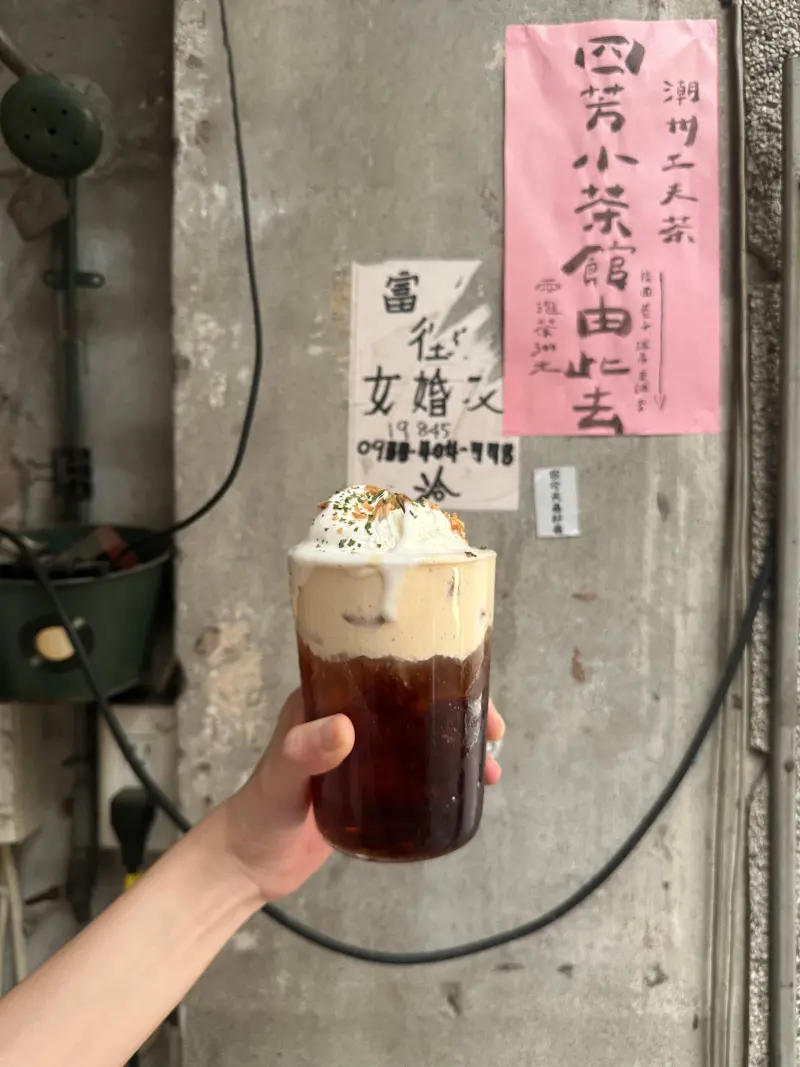 ▲WHO'S TEA鬍子茶與福源花生聯名,推出用「喝」的花生捲冰淇淋,讓綿密濃郁花生奶蓋,唰嘴的鹹甜夜市廟口好滋味正式登場。(圖/業者提供)