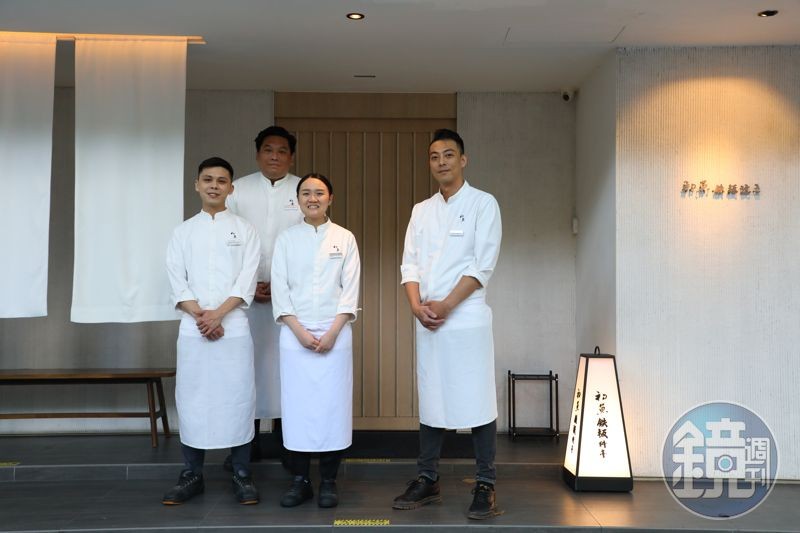 岳達觀(右一)帶領初魚鉄板料亭民生店的年輕廚師團隊,設計出兼具「清新、滋補、野趣」主題的夏日新菜單。