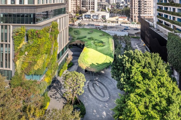 由隈研吾打造的首座美術館,坐落於台中綠園道旁的「勤美術館」,將自然語彙揉入其中,書寫天際線的逾千根木構排列,形塑台灣山巒意象,將獨有的地景巧妙地融入其中。