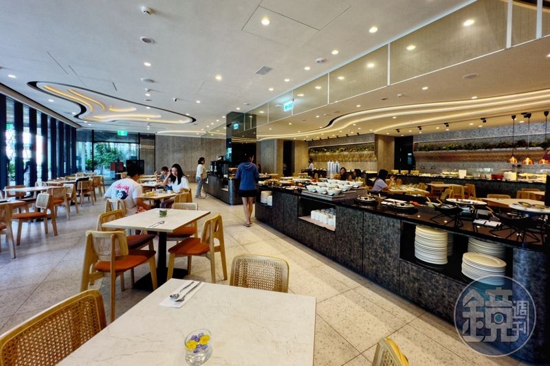 飯店早餐供應至下午13:30，讓客人可以睡到自然醒，再悠閒享用早午餐。