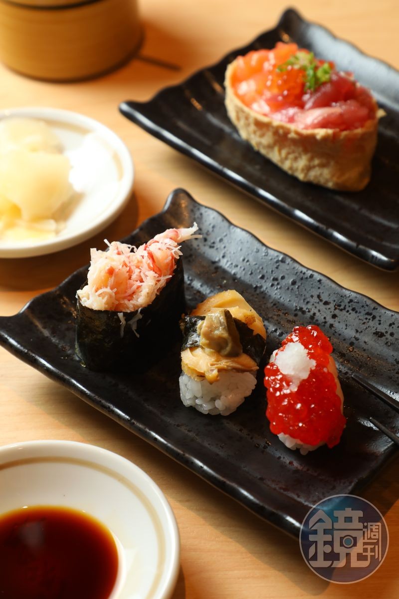 想吃點特別的,就來一份老饕最愛的「松葉蟹」(前左起)「活鮑魚」「筋子」或「海寶捲」(後)。(80元~180元/貫)