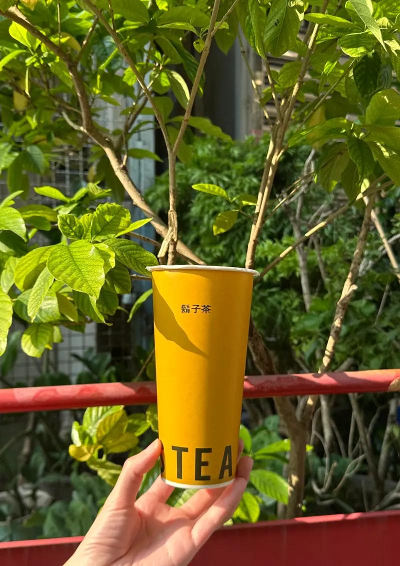 ▲WHO'S TEA鬍子茶與福源花生聯名,推出用「喝」的花生捲冰淇淋,讓綿密濃郁花生奶蓋,唰嘴的鹹甜夜市廟口好滋味正式登場。(圖/業者提供)
