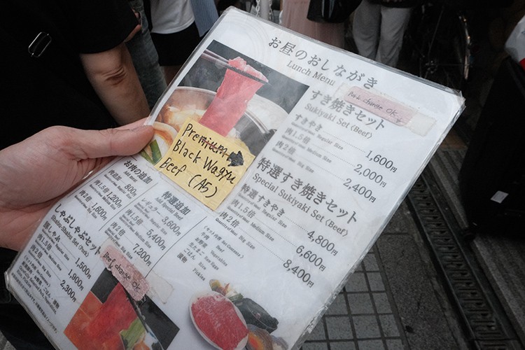 大阪老字號壽喜燒しゃぶ長的菜單,最推薦A5黑毛和牛,不吃牛肉則可選擇豬肉,除了壽喜燒還有賣涮涮鍋。