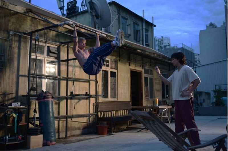 譚耀文(右)和林家熙(左)在《拼命三郎》飾演父子。(華映娛樂提供)