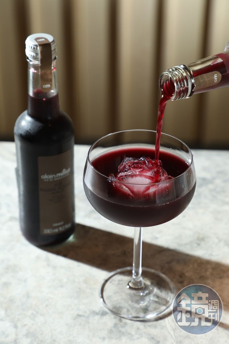 無酒精飲料推薦來自法國永續葡萄園alain milliat的果汁果露,上桌時倒在花瓣冰塊造型的高腳杯中,乾杯時也很有儀式感。圖中為美洛紅葡萄汁。