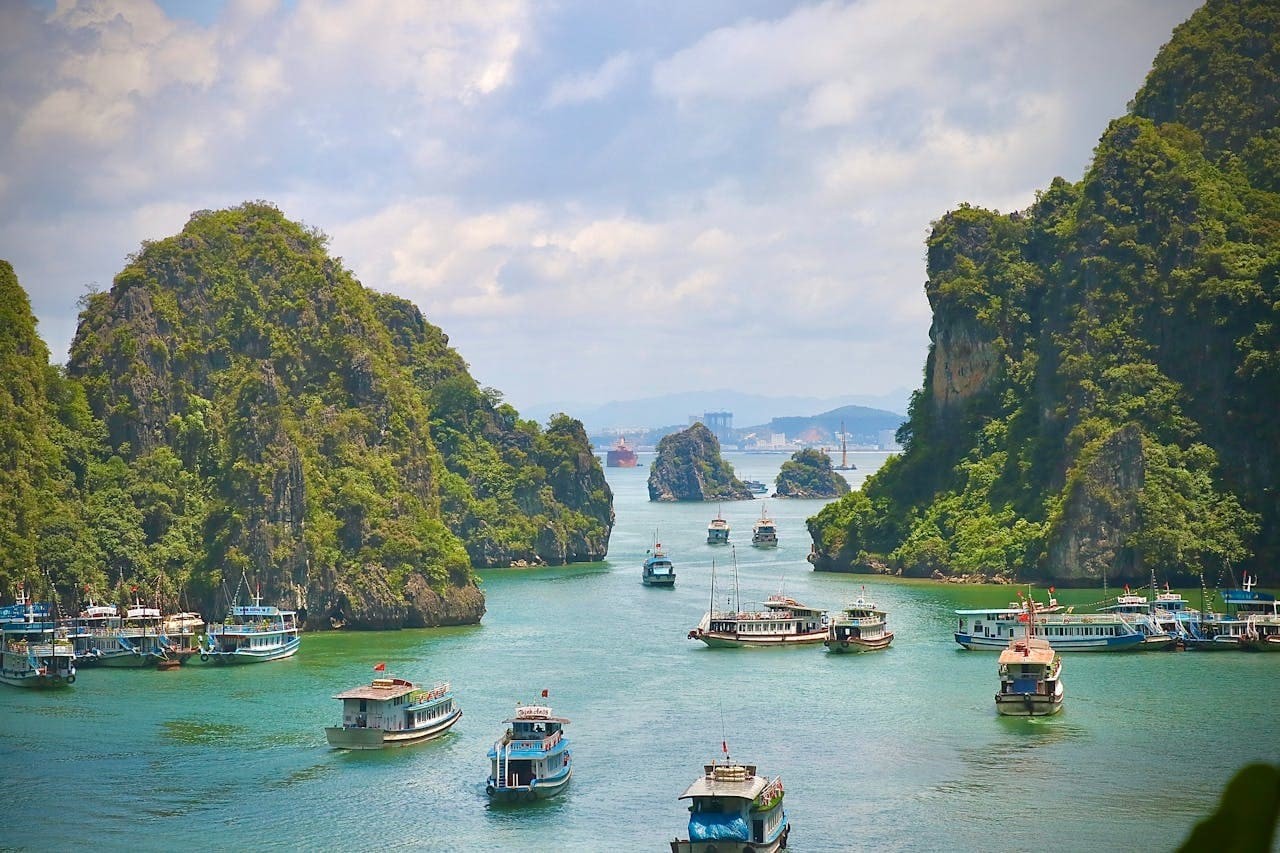 越南為台灣人最愛旅遊國家之一,尤其是到下龍灣搭乘船隻欣賞沿途風景,更是熱門景點