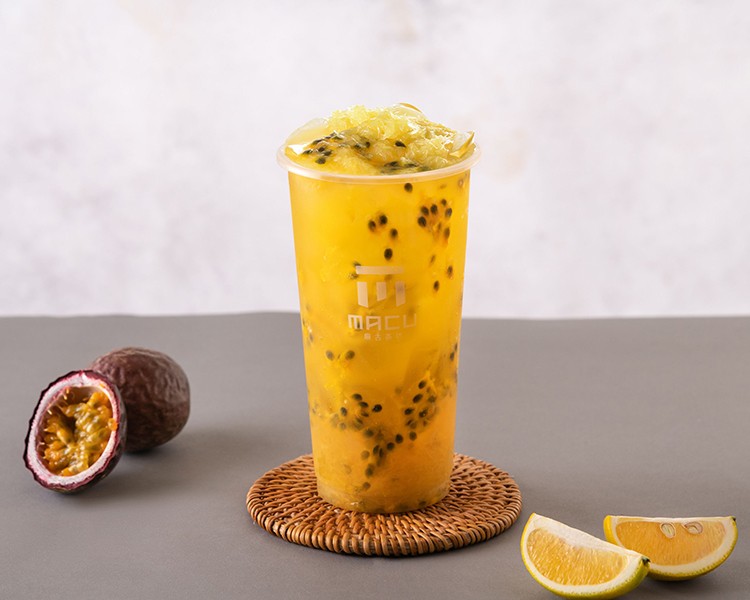 2025麻古茶坊熱門飲品Top7.香橙果粒茶酸甜百香果的清爽果香,融合柳橙的鮮甜層次,搭配清新綠茶作為基底,味道平衡又不膩。