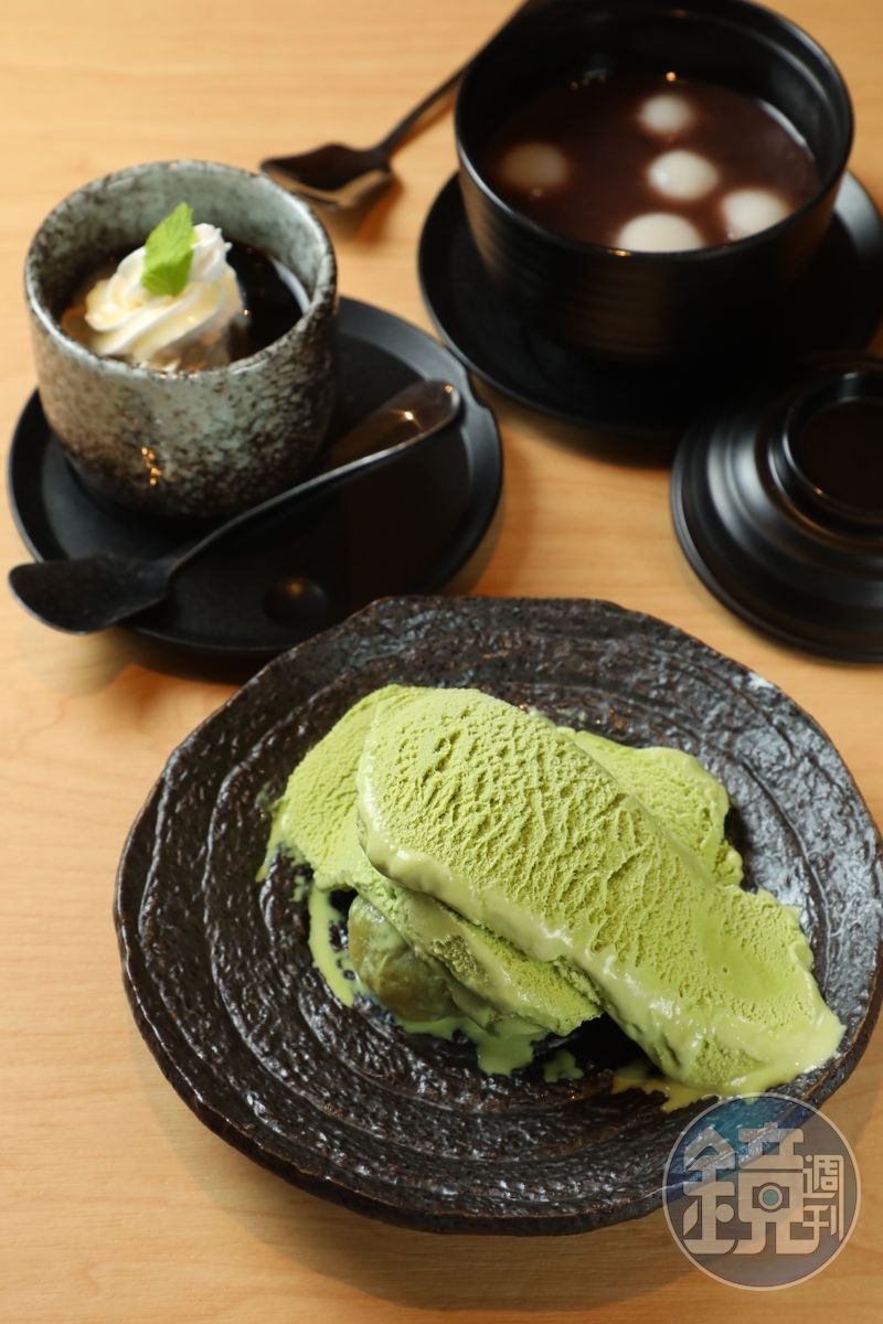 甜點有「抹茶冰淇淋紅豆泥」(前,130元/份)、「咖啡凍」(中,60元/份)與「白玉紅豆湯」(後,80元/份)等多款日式甜品可選擇。