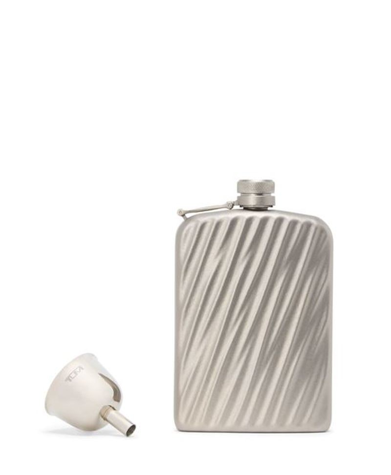 19 Degree Titanium Flask鈦金屬隨身酒壺。NT$10,400(TUMI提供)