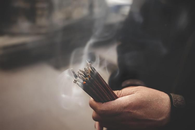 閏月潛心向財神祈求