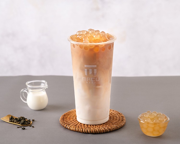 2025麻古茶坊熱門飲品Top9.波霸紅茶拿鐵以濃醇紅茶搭配鮮奶黃金比例調和,茶香與奶香柔和交融,再加入Q彈波霸,讓每一口都多了咀嚼驚喜。