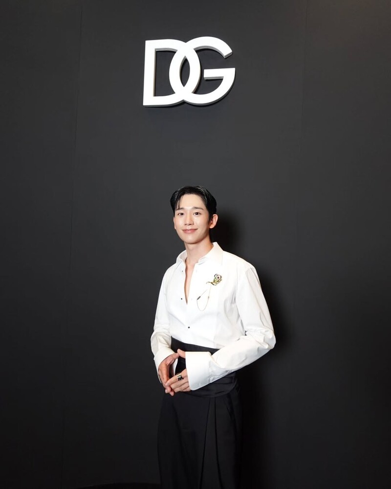 丁海寅出席Dolce&Gabbana 2026男裝大秀，身穿白襯衫配腰封長褲