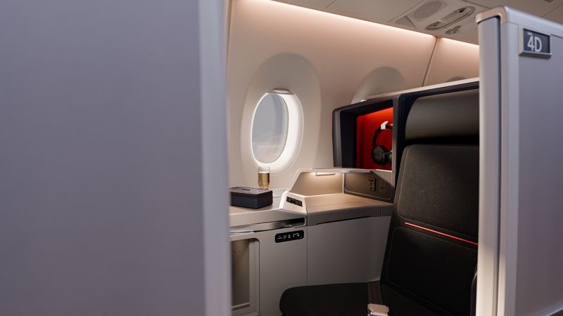 達美航空A350-900機型共有32個套房式「達美至臻商務艙(Delta One® Suites)」座位,為旅客提供更有隱密性的空間與全平躺座位。(達美航空提供)