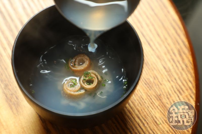 北寄貝鋪在碗底,沖入帶點蒜香的鮮美高湯,在尾聲仍符合夏季的滋補元氣精神。(1,880元套餐菜色)