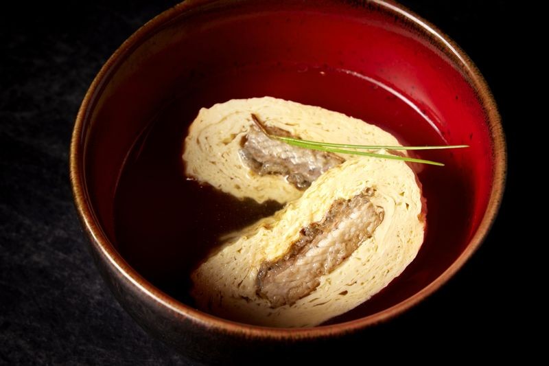 「鰻魚高湯玉子燒」以鰻魚高湯玉子燒包覆蒲燒鰻魚,浸於淡雅的柴魚昆布高湯之中。(STAR HUTONG星胡同提供)
