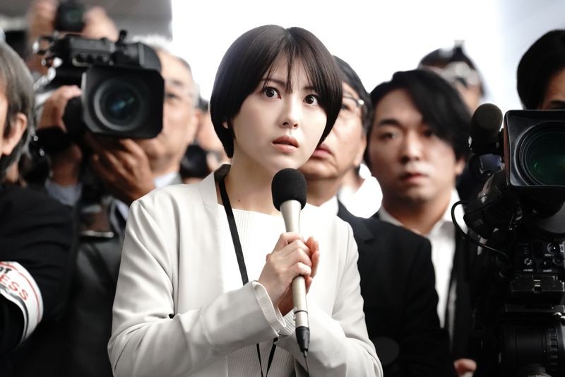 濱邊美波飾演電視台的菜鳥記者。(車庫娛樂提供)