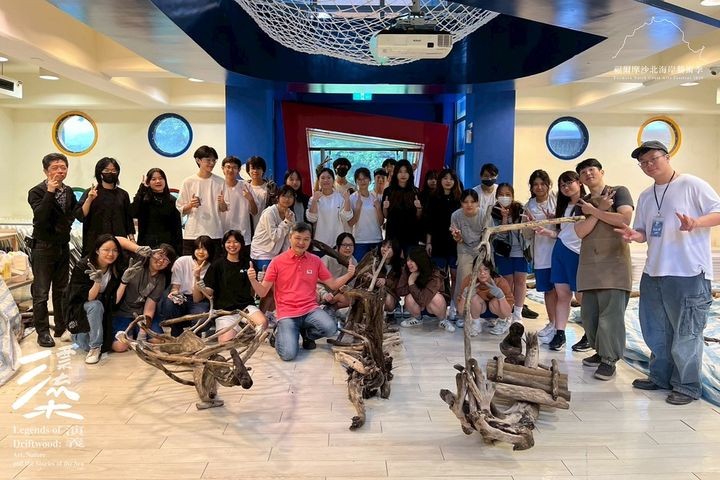▲參展藝術家江孟禧帶領復興高中學生進行藝術營《漂流．造舟》。　圖：北海岸及觀音山國家風景區管理處／提供