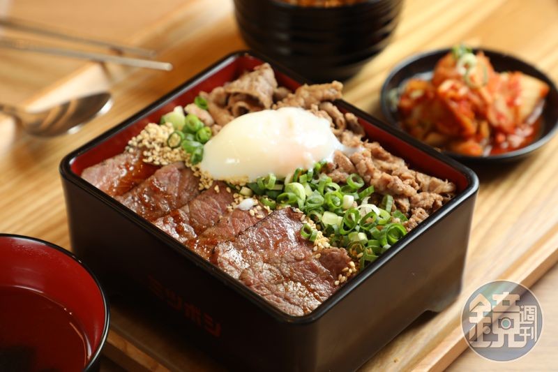 鋪上大量牛肩胛與前胸肉的招牌「叁星重」（300元／份），打上加購的「溫泉蛋」（40元／顆）更美味。