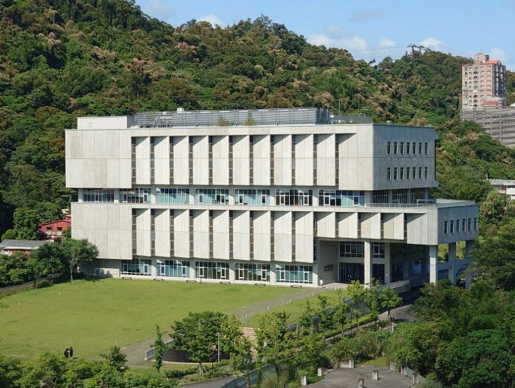 由羅興華建築師事務所設計、潤泰集團施工,政大達賢圖書館坐落於文山區萬壽路上,是政大圖書館最大的分館。