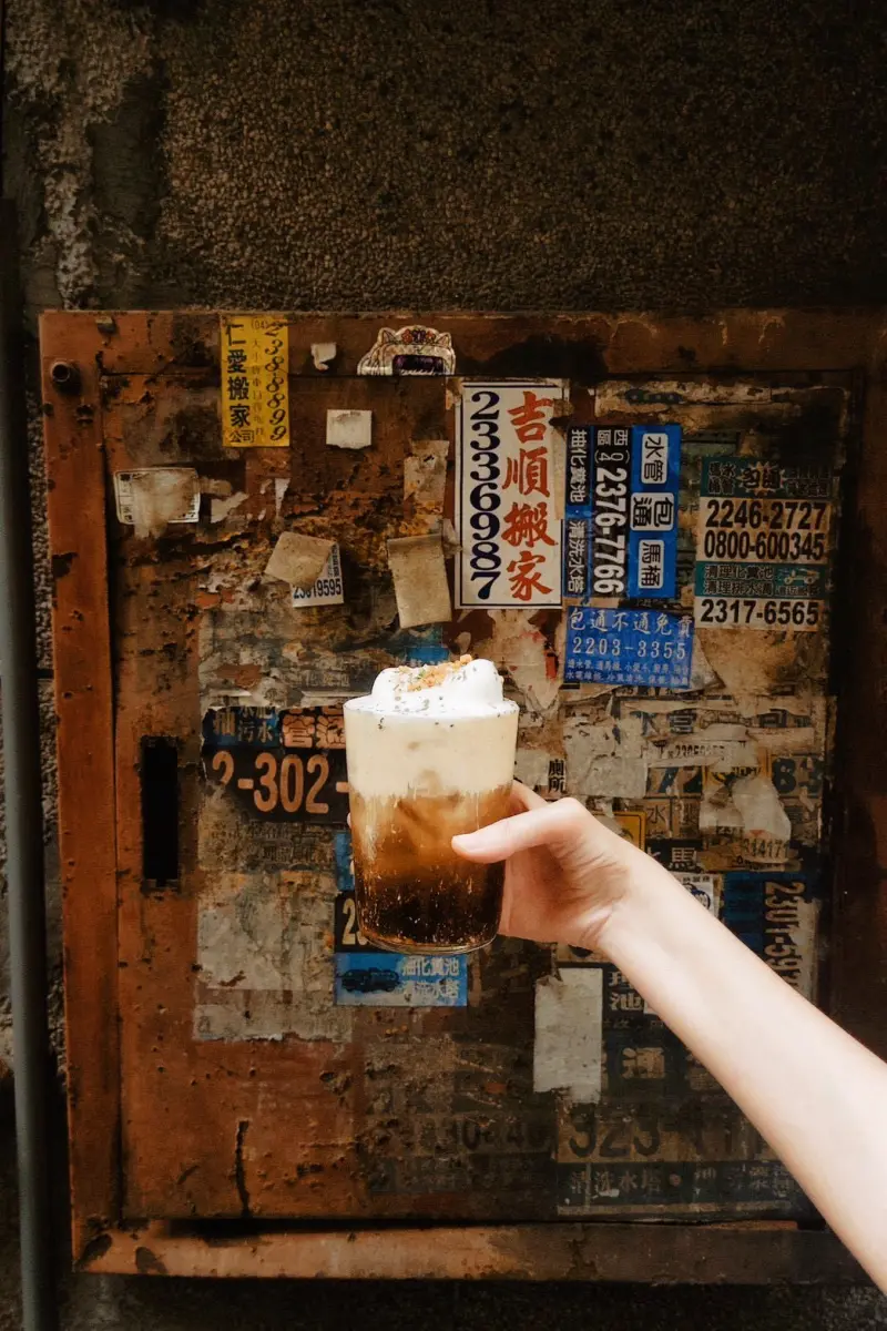 ▲WHO'S TEA鬍子茶與福源花生聯名,推出用「喝」的花生捲冰淇淋,讓綿密濃郁花生奶蓋,唰嘴的鹹甜夜市廟口好滋味正式登場。(圖/業者提供)