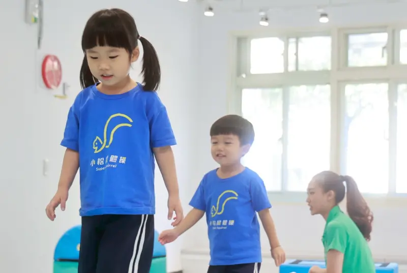 ▲體操訓練的第一步,正是讓孩子透過翻滾、平衡、跳躍等動作,練習本能性的反射與防禦能力。(圖/小松鼠體操提供)