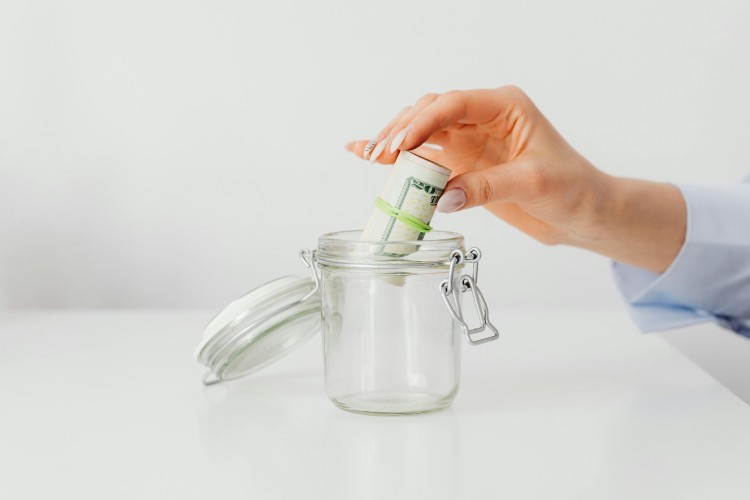 只要儲蓄比例每年提高 1%、信用卡按時還款習慣養成,就可以顯著提升生活滿意度和情緒穩定性。