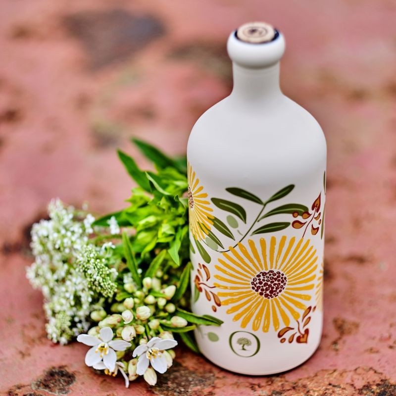 O&CO.季節限定的「西班牙夏日橄欖油」，帶著一絲薄荷清涼，罐子也美得讓人捨不得丟。（2,590元／瓶、500ml）（O&CO.提供）