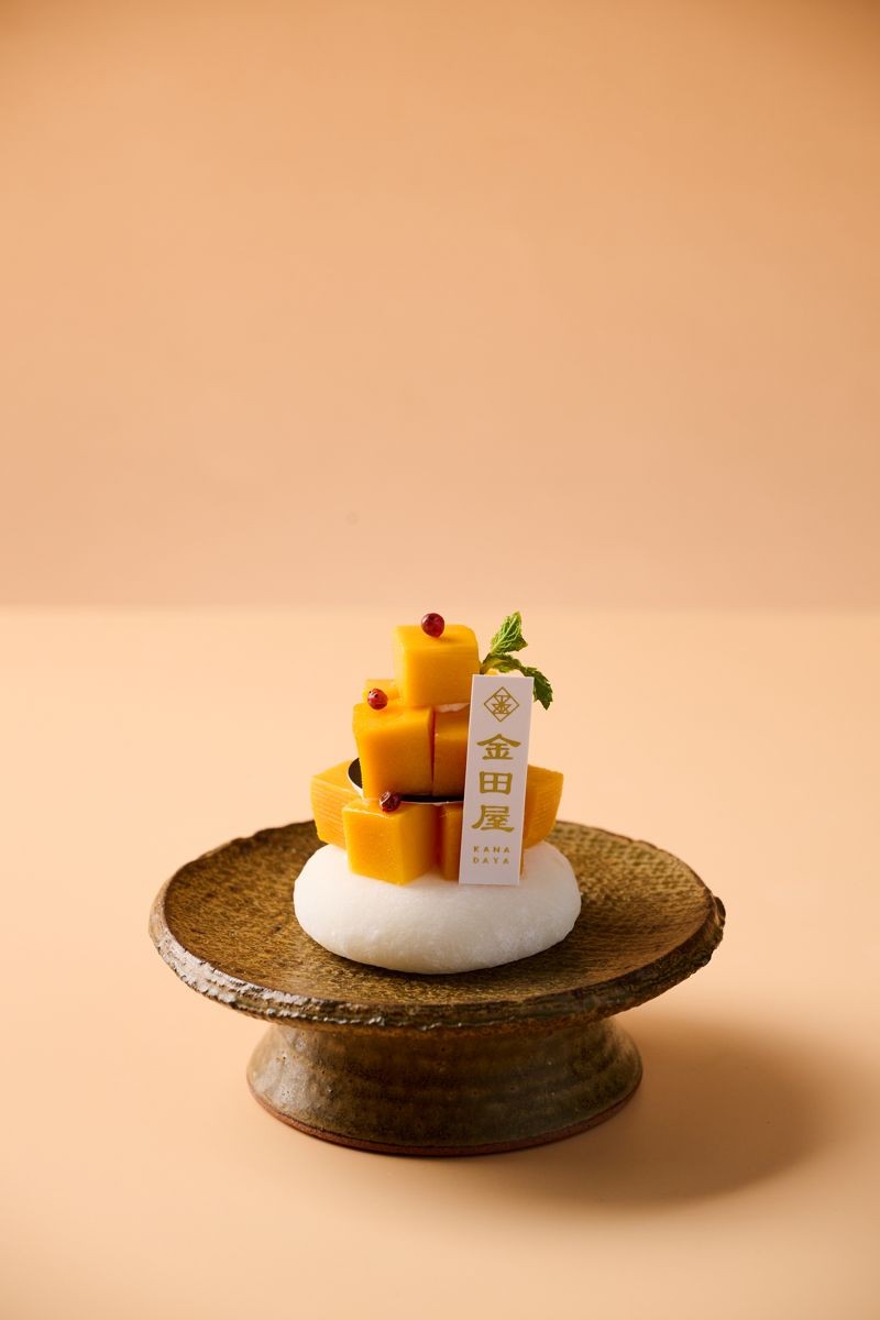 夏季限定「果韻金芒大福」新鮮芒果搭配大福奶油乳酪與滑順白豆餡,帶有濃郁果香。(220元/個)(金田屋・日本大福專賣提供)