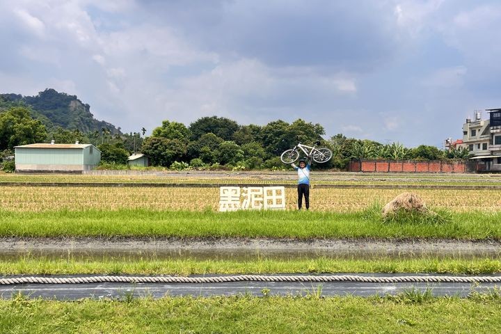 ▲「源泉二水樂騎趣」路線，體驗騎進濁水溪畔田間小路，在黑泥田中拔河滋味。　圖：日月潭國家風景區管理處／提供