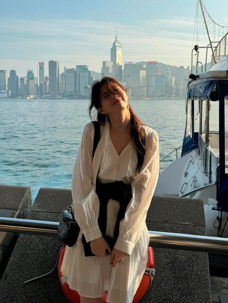 韓韶禧現身香港旅遊,白色連身裙搭配Philomena鍊條半月斜背包為造型亮點。