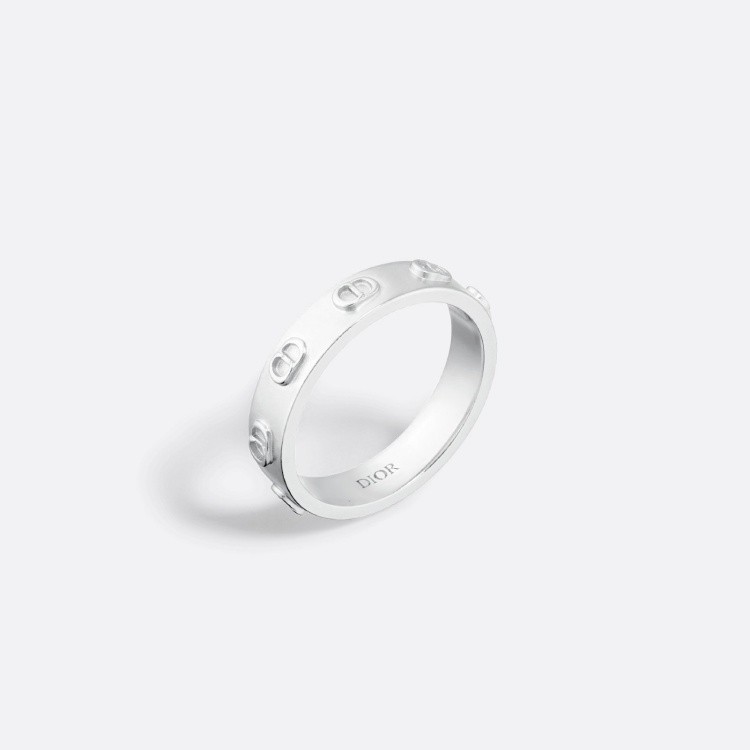 在 Dior 的世界裡,「CD」不只是品牌縮寫,更是設計語彙的關鍵密碼。