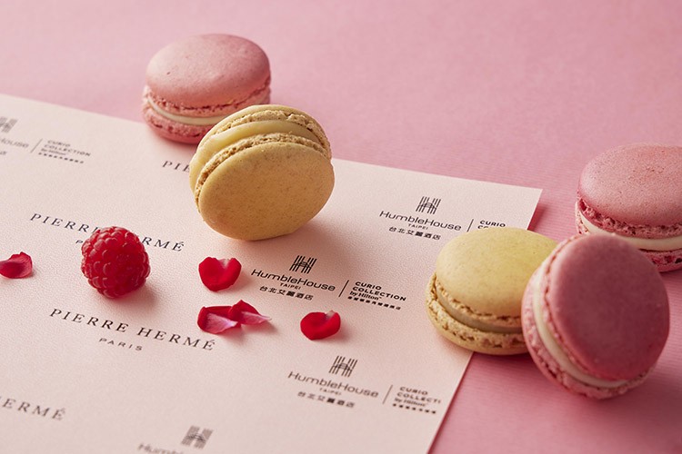 提到Pierre Hermé,自然不能錯過被譽為「甜點界畢卡索」最經典的代表作—馬卡龍(Macaron)。本次午茶組收錄兩款人氣口味:「ISPAHAN玫瑰荔枝與覆盆子馬卡龍」,融合花香、果香與果酸層次,像是一場法式花果盛宴;而「百香果馬卡龍」則以酸甜果香勾勒熱帶氣息,酥脆外殼搭配柔滑內餡,每一口都是幸福的重量。